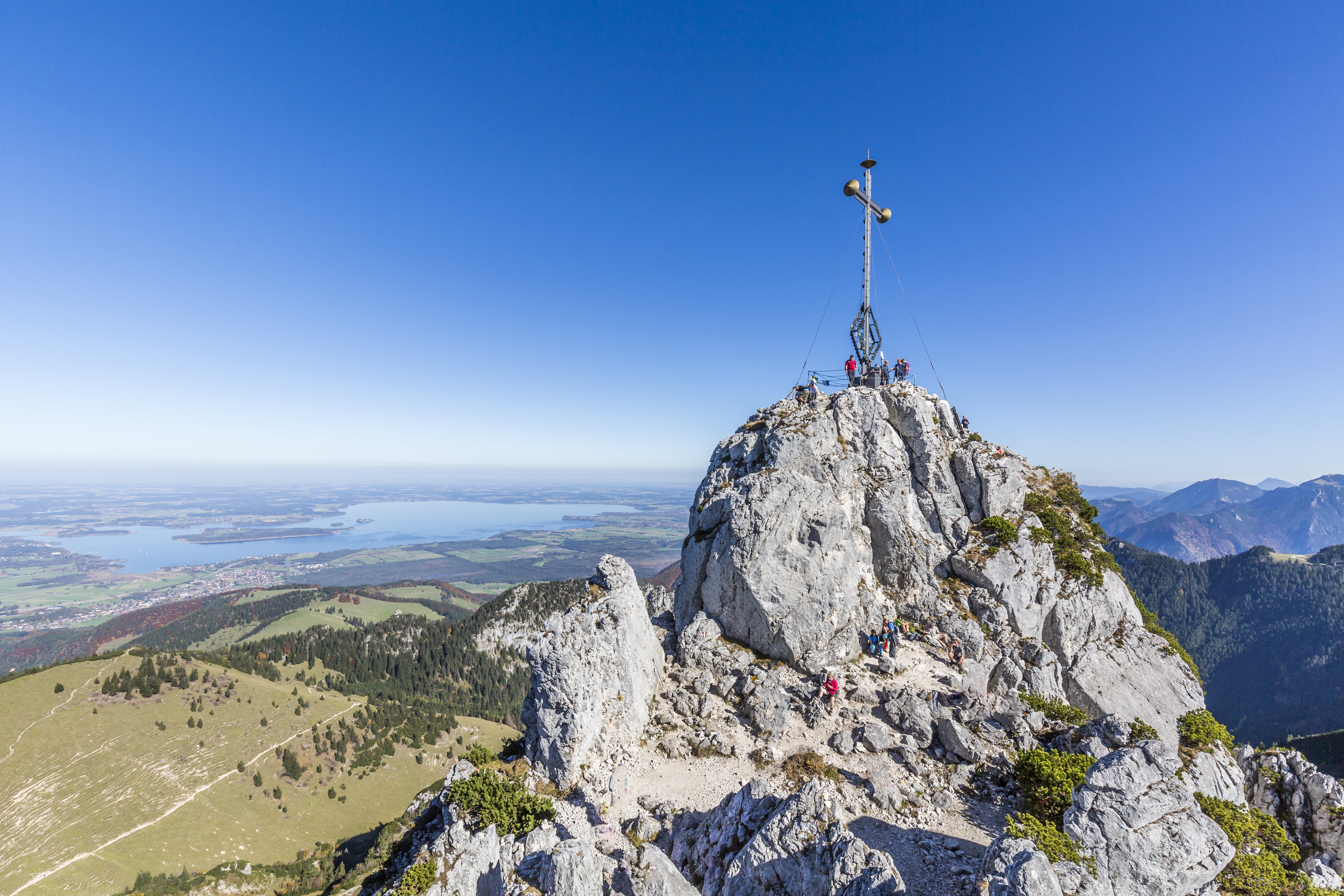 Gipfelkreuz der Kampenwand mit Blick auf den Chiemsee